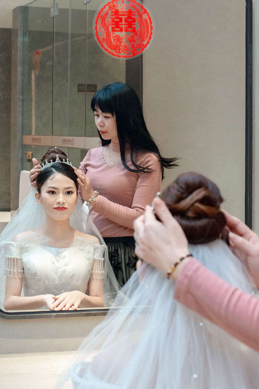 惠州婚礼接亲跟拍-镜子前的互动.jpg